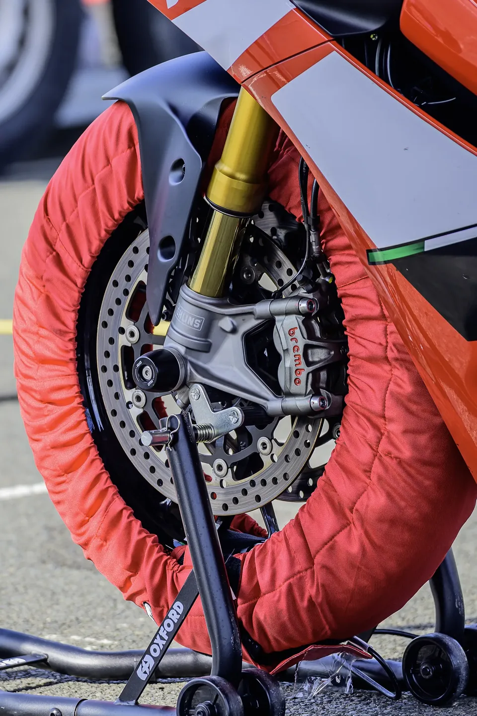 Détail vertical de la roue avant et du système de freinage d’une moto de course