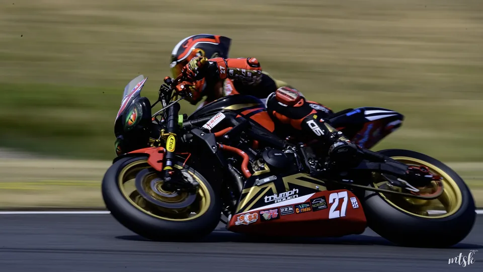 Filé d’une moto rouge et noire lancée à haute vitesse