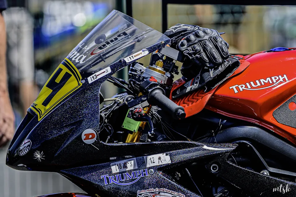 Gros plan sur le réservoir et le poste de pilotage d’une moto de course