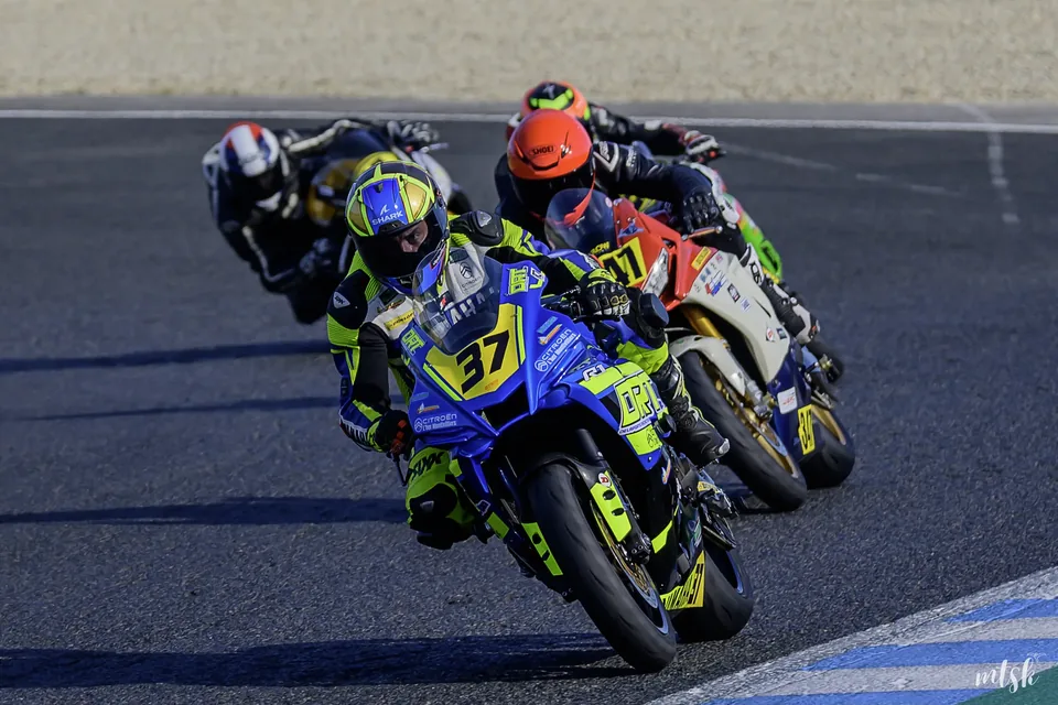 Groupe de motos resserré pendant une phase de course