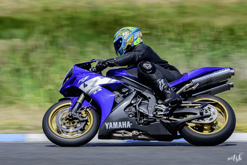 Moto Yamaha bleue en action