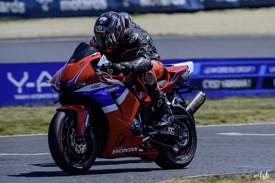Pilote moto Honda en action sur circuit
