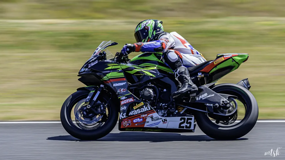 Filé moto Kawasaki sur circuit