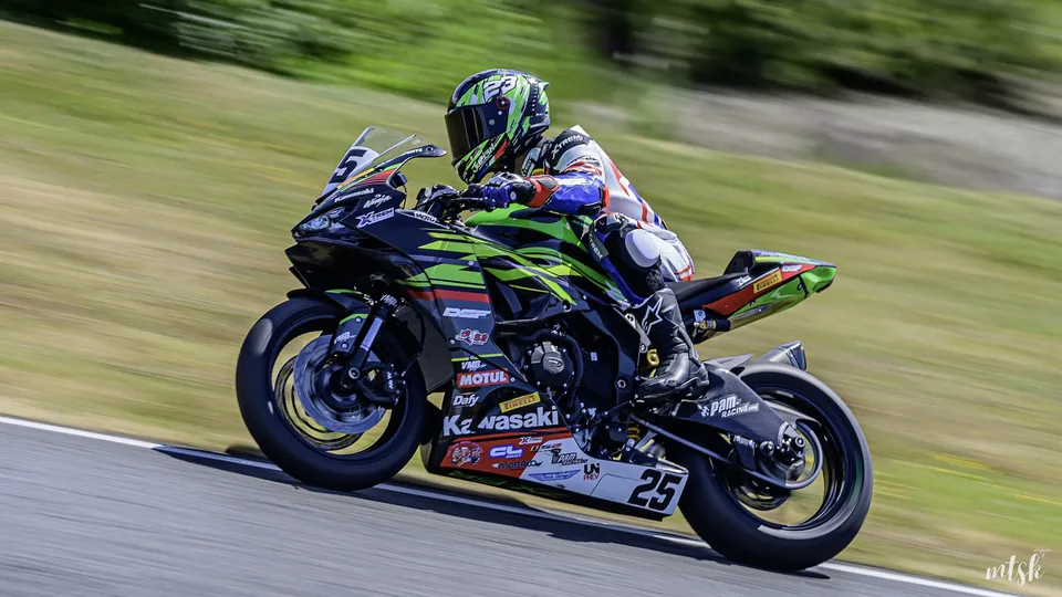 Moto sombre et verte photographiée à proximité du vibreur