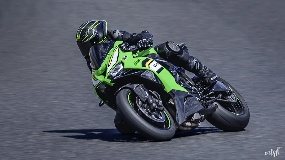 Moto Kawasaki en sortie de virage
