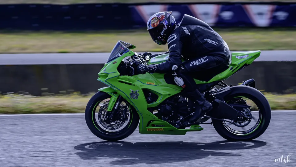 Pilote moto verte en virage