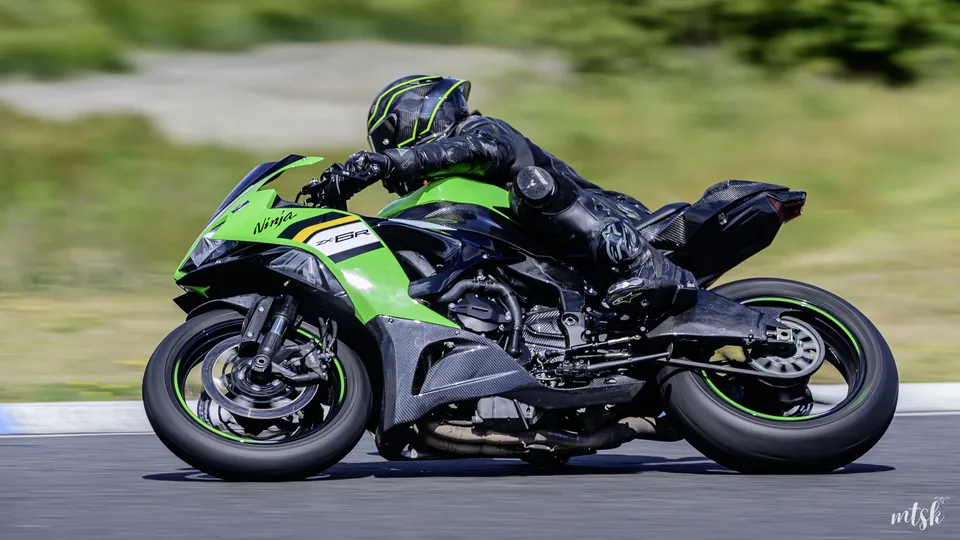 Moto Kawasaki Ninja de profil en mouvement