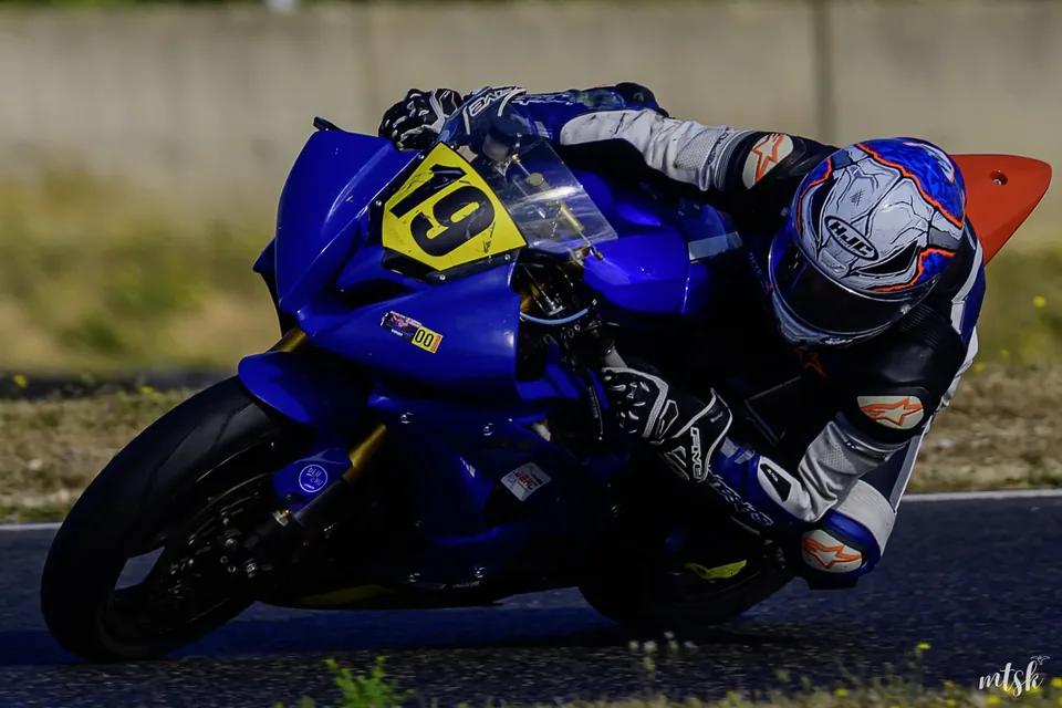 Pilote Yamaha en pleine inclinaison