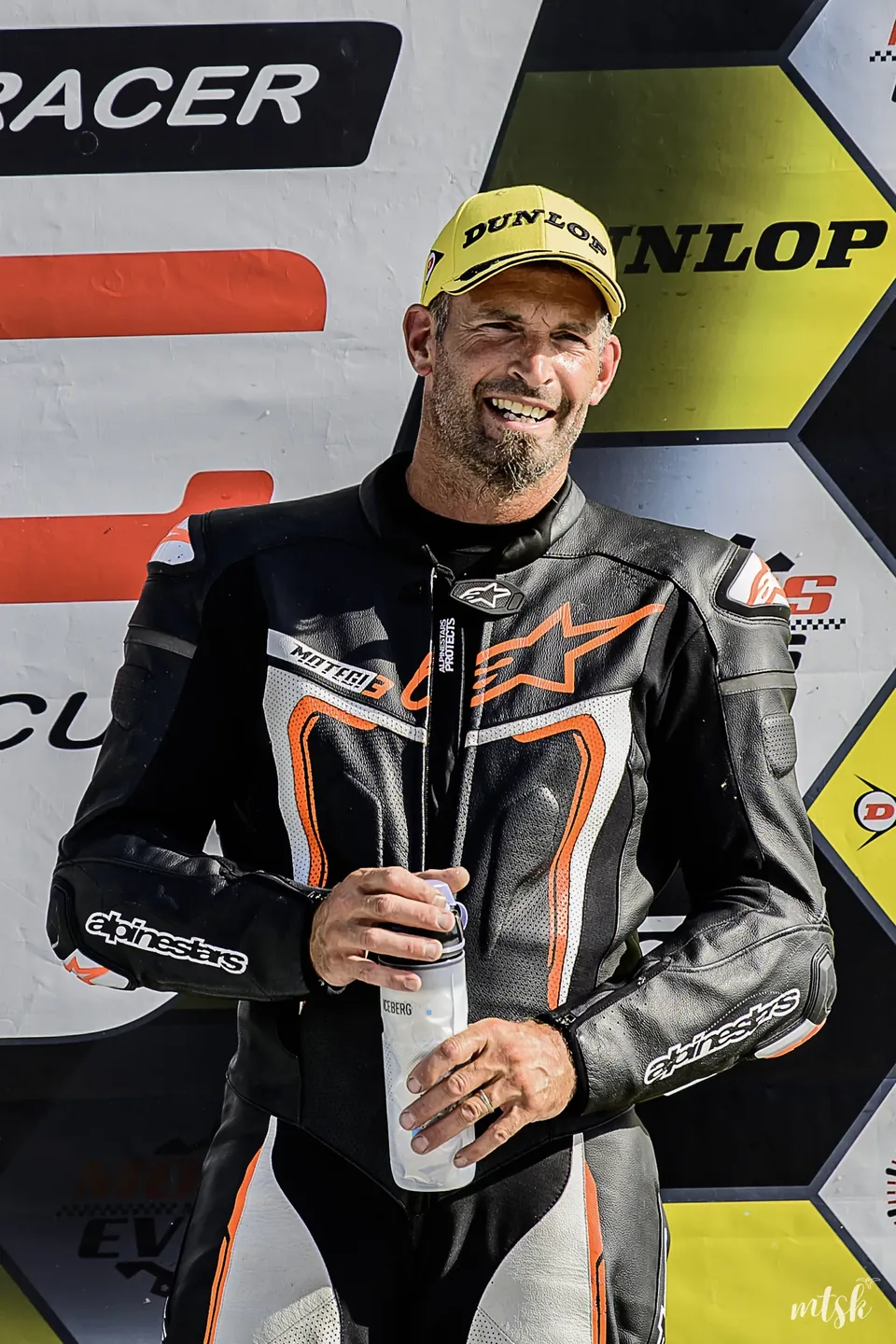 Pilote récompensé sur un podium après une course moto