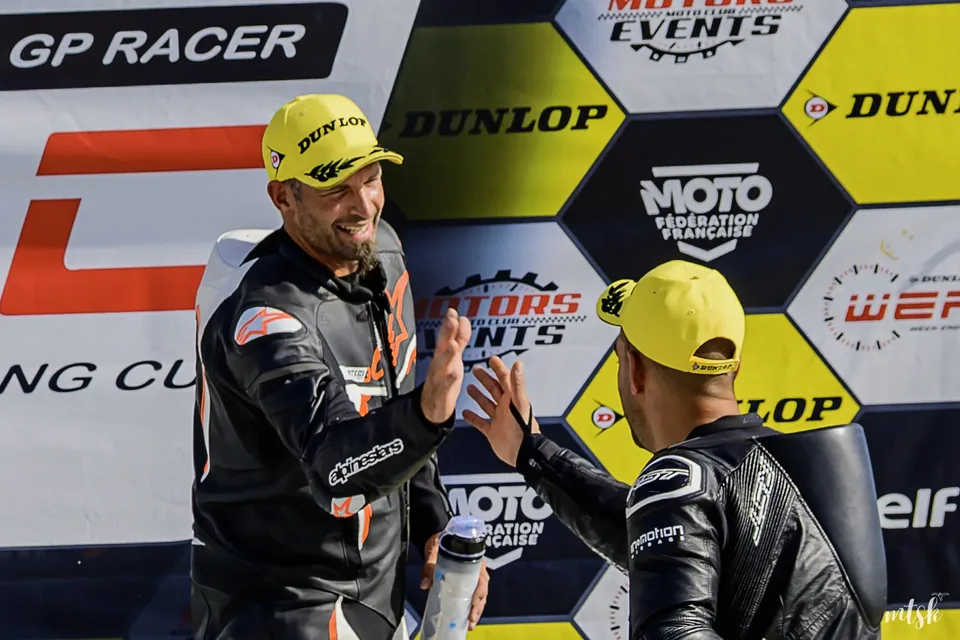 Pilotes réunis sur un podium avec leurs trophées